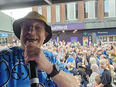 Brian Porter commentating with spectators at Potters ’Arf Marathon
